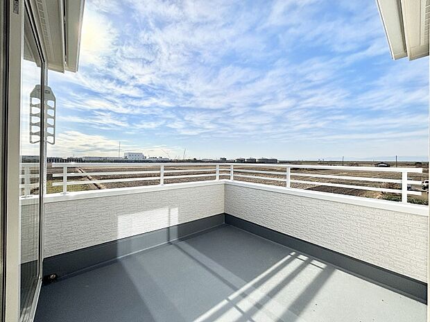 ゆったりバルコニーだから沢山お洗濯ものを干せます。