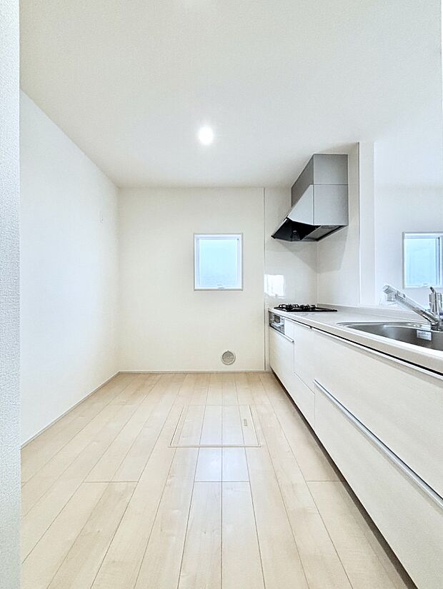 爽やかな風が通り抜けるキッチン。窓があるので明るく換気にも役立ちます。