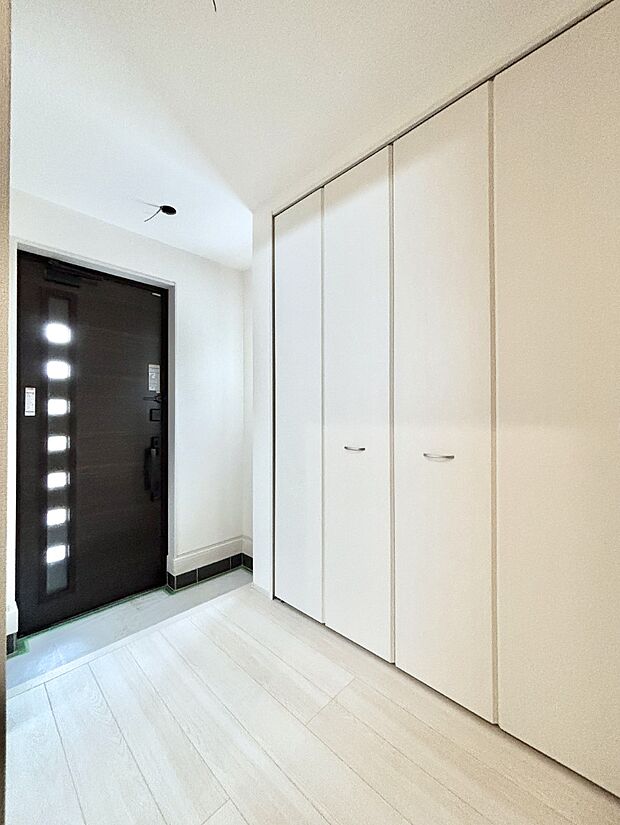 天井まである玄関収納で、家族全員の靴もすっきり収納!