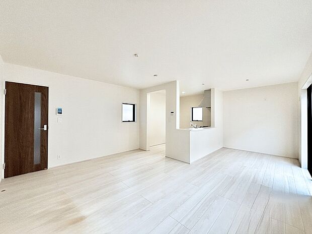 明るい陽光が注ぎ、寛ぎの雰囲気に満たされるリビング・ダイニング。