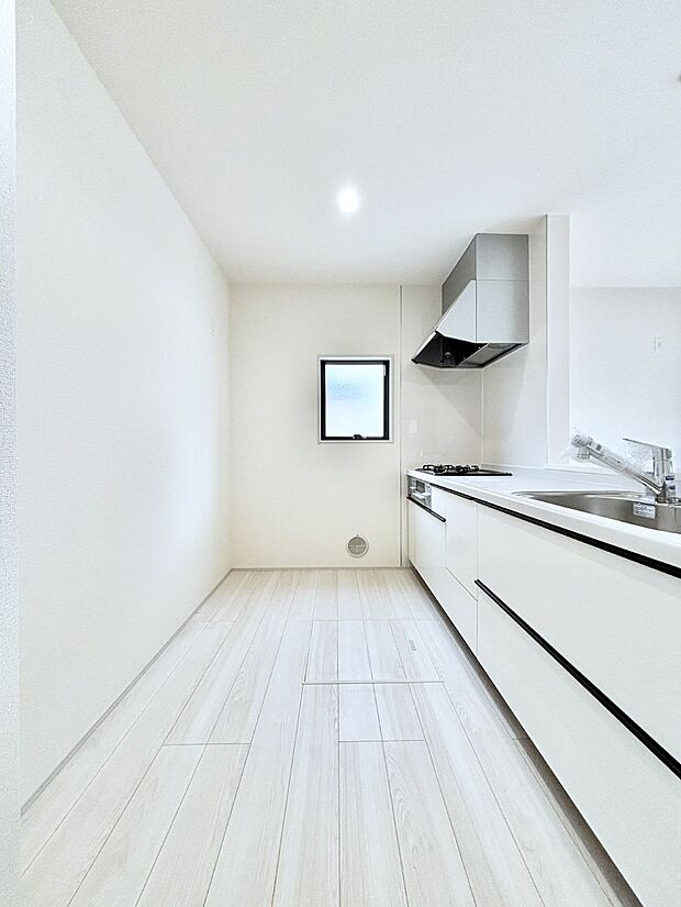 爽やかな風が通り抜けるキッチン。窓があるので明るく換気にも役立ちます。