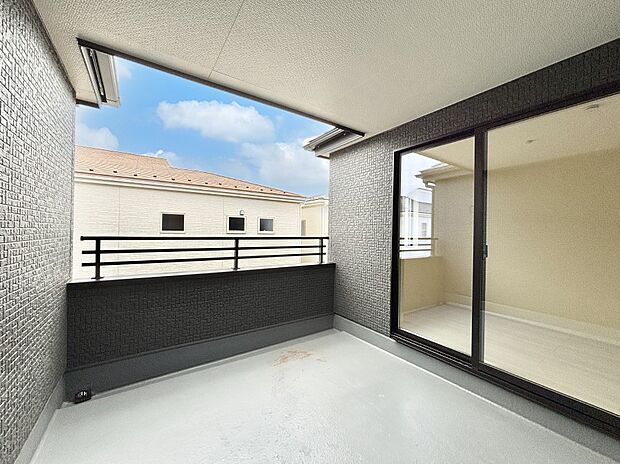 インナーバルコニーなので雨でも洗濯物を干す事が出来て、風通しがあるので乾きが良く、物干しスペースとして重宝します。