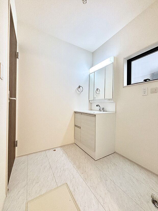 洗面所はゆとりのあるスペースで、身支度や入浴後のスキンケアも心に余裕をもってできそうです。