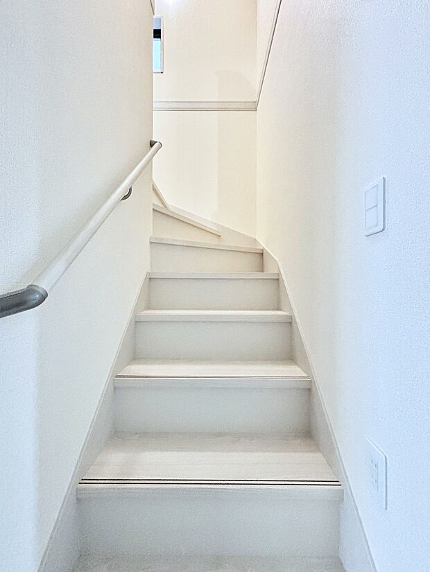 階段は手すり付きなので小さなお子さまやご高齢の方も安心です