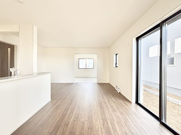 明るい陽光が注ぎ、寛ぎの雰囲気に満たされるリビング・ダイニング。 