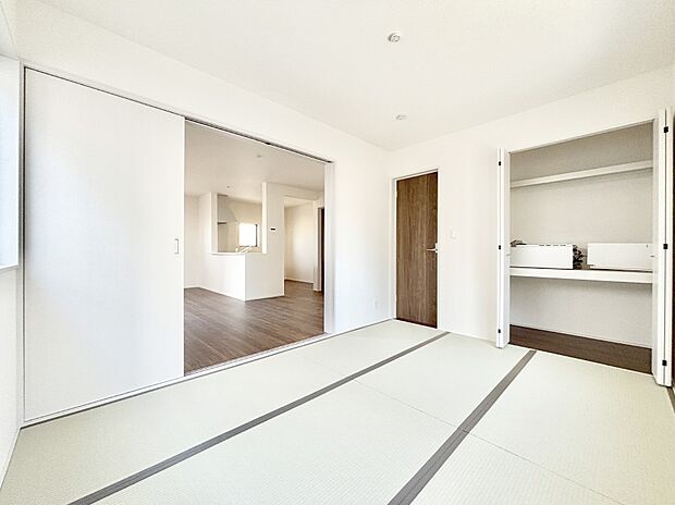 リビングと隣り合っている和室。ほっと一息できる和の空間も忘れずに。 