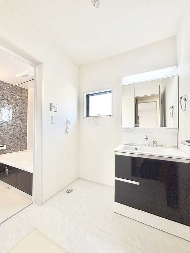 清潔感のある快適空間です。毎日の身支度も気持ち良くお使い頂けます。 