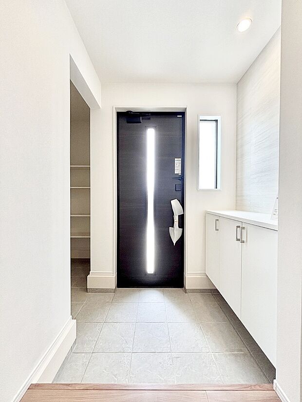 ガラススリットの入った玄関ドアが室内に光を届けてくれます