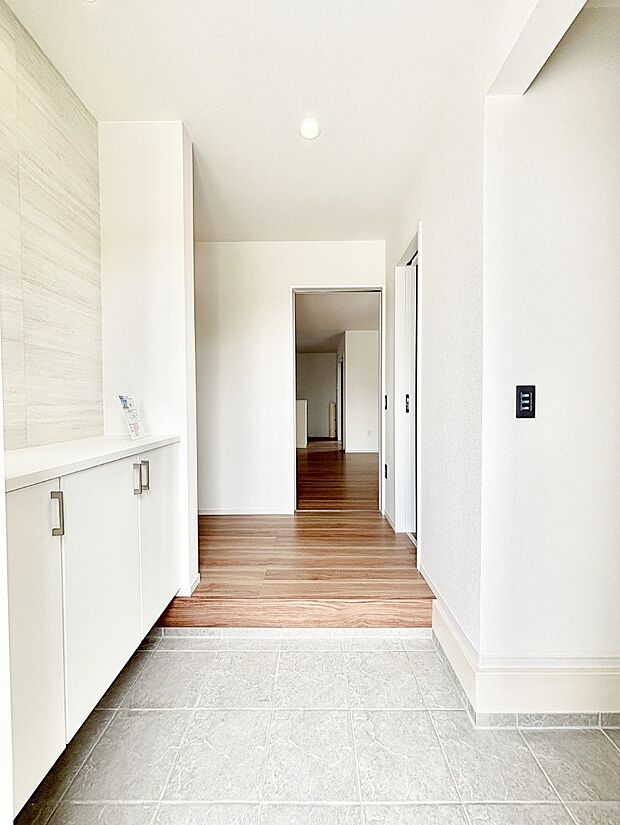 飾り棚を利用して、お越しいただくお客様をおもてなしできます。