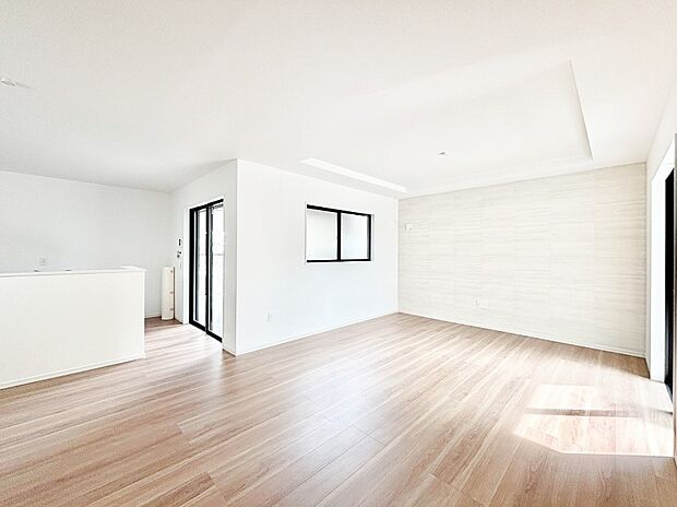 ナチュラルテイストの優しく柔らかい色使いのフローリングが素敵なリビングですね。