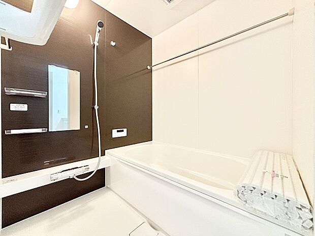 落ち着いた色合いの壁面、ゆっくりゆったり寛げるバスルーム。