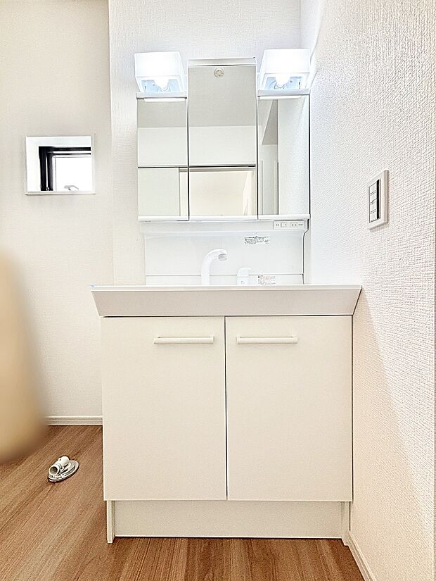 三面鏡の裏に、化粧品や衛生用品などを収納可能。洗面台をすっきりと保ちます！