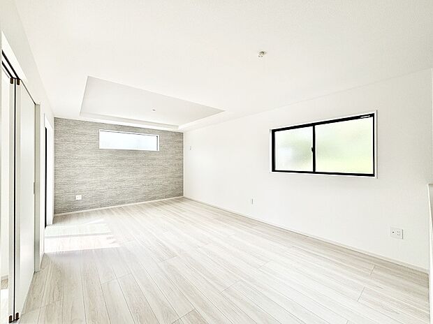 アクセントクロスがお洒落なリビング。家族でのんびりくつろげる広々スペース。