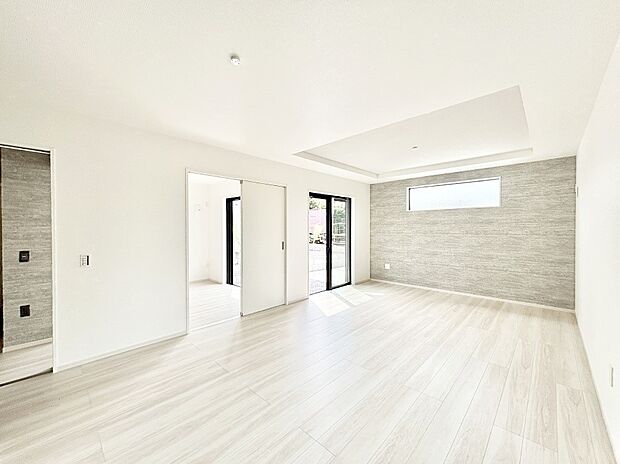 明るい陽光が注ぎ、寛ぎの雰囲気に満たされるリビングダイニング