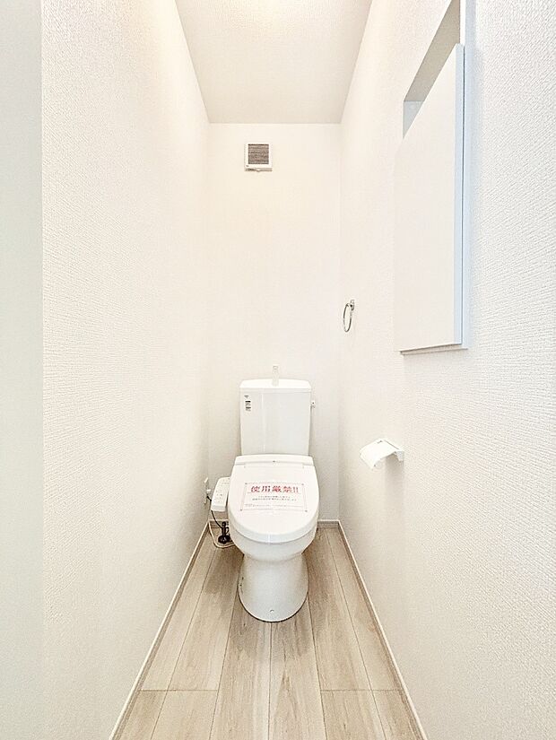 明るく清潔感のあるトイレです。   