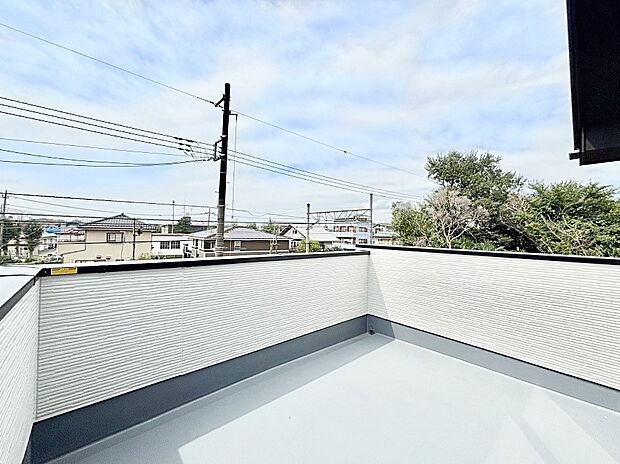 広々バルコニーでお洗濯物が気持ちよく乾きます。