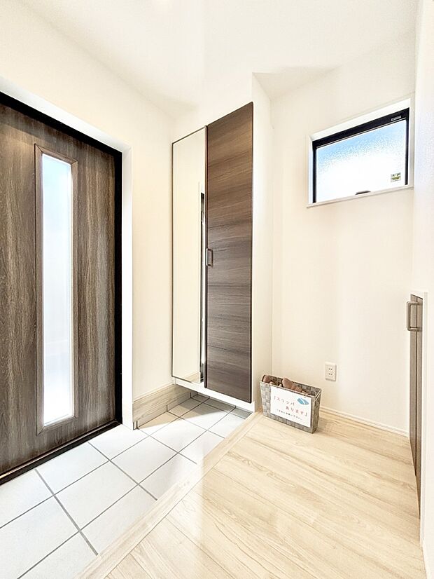 明るい玄関はお客様をお出迎えするのにぴったりです！ 