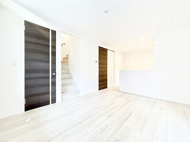 明るい陽光が注ぎ、寛ぎの雰囲気に満たされるリビング・ダイニング。 