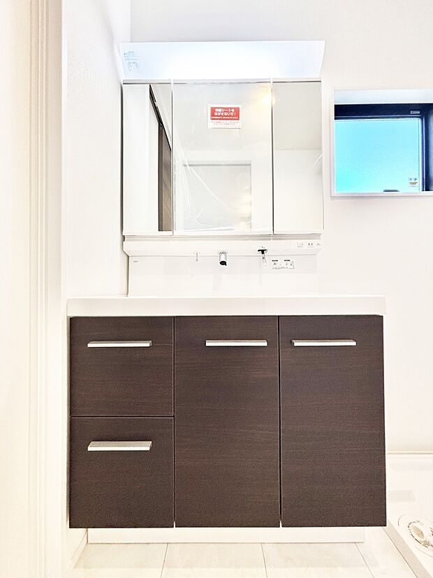 大きく見やすい三面鏡で清潔感ある洗面台は、身だしなみチェックや肌のお手入れにおすすめです。 