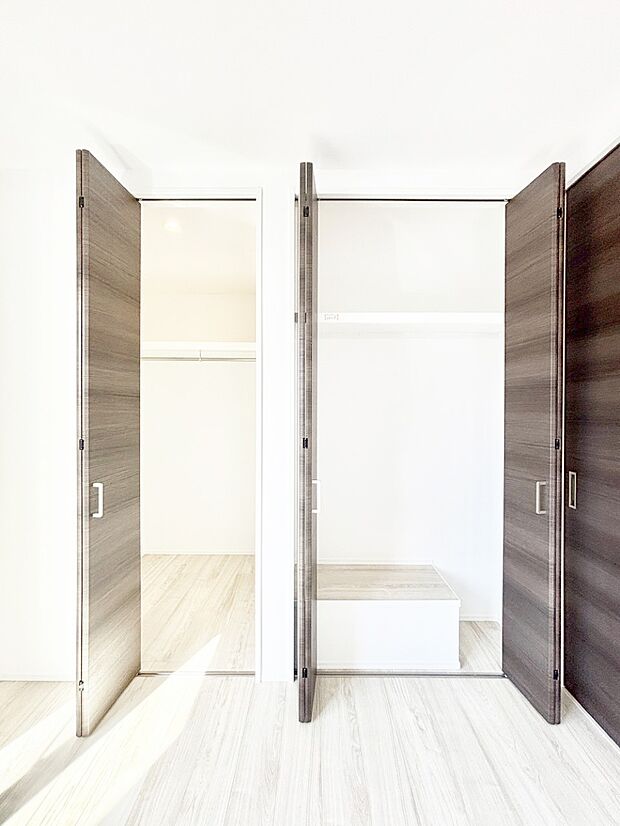 洋室のクローゼット。奥行きがあるので厚手の衣類もすっきり収まります。