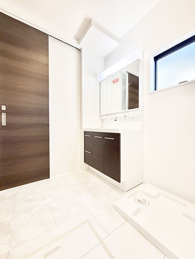 清潔感のある快適空間です。毎日の身支度も気持ち良くお使い頂けます。 