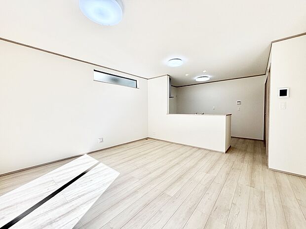 ご家族の賑やかな話し声で包まれる明るいリビング