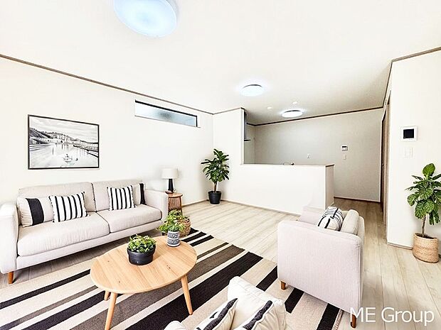 落ち着いた雰囲気のLDKは家族みんなの快適空間※家具はCGです