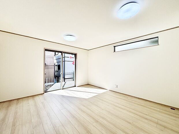 大きな窓からたっぷりの陽光と風を感じられるリビング