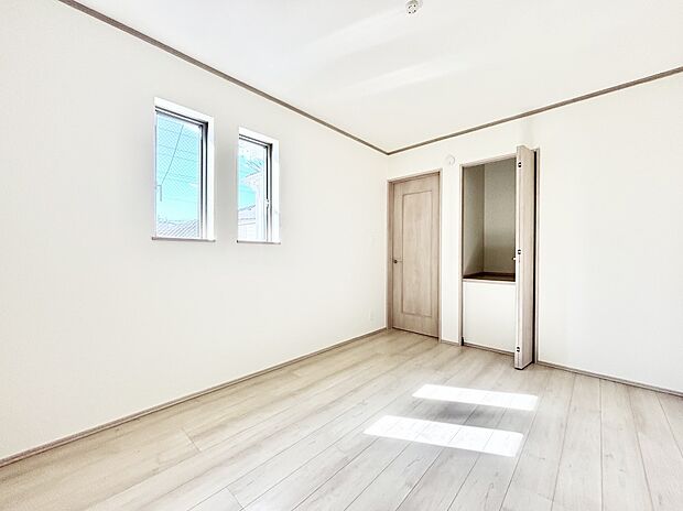 窓からのやさしい光が心地よいプライベートルーム