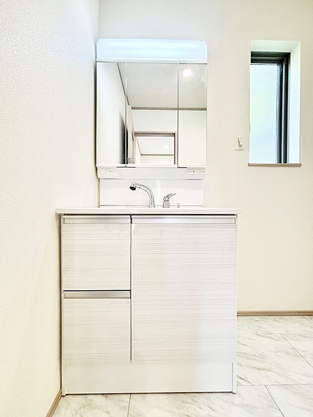 収納力と機能性に優れた洗面化粧台