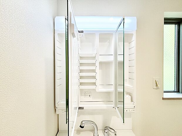 三面鏡の裏に、化粧品や衛生用品などを収納可能。洗面台をすっきりと保ちます！