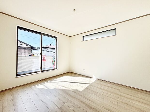 バルコニーが開放感をプラスしてくれる洋室