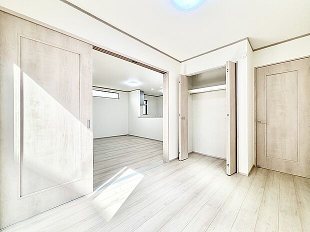 リビング隣接の洋室は個室としても利用できます