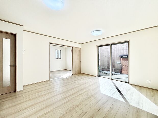 隣接の洋室を開放すればさらに広々空間に