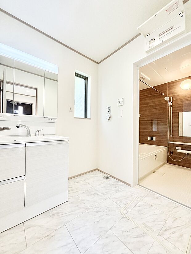 清潔感ある洗面化粧室で朝の身支度も快適