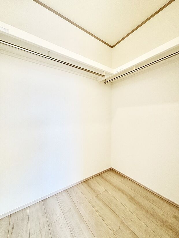 ウォークインクローゼットの活用で生活空間スッキリ