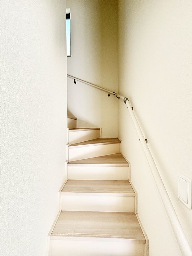 階段は手すり付きなので小さなお子さまやご高齢の方も安心です