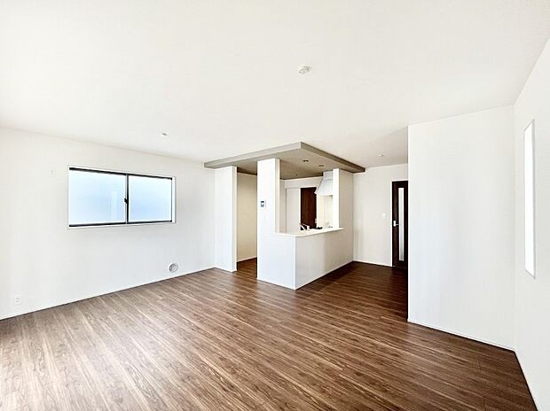 ご家族の賑やかな話し声で包まれる明るいリビング