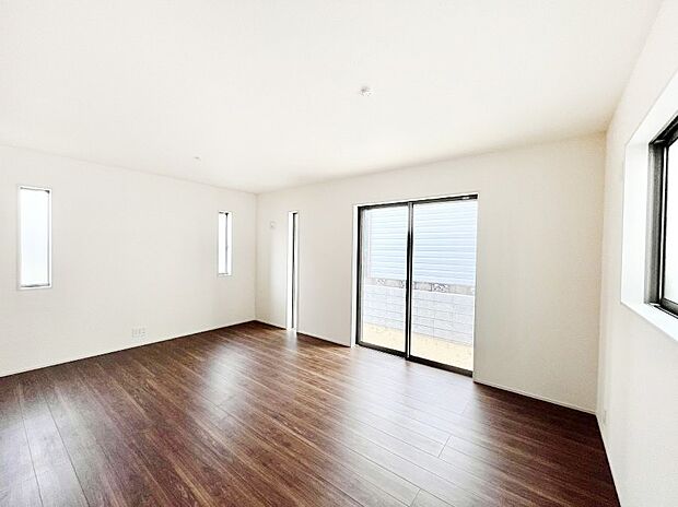 家族団らんの時間も増えそうなくつろぎのリビングダイニング。