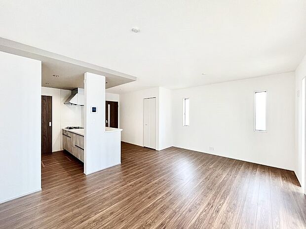 明るい陽光が注ぎ、寛ぎの雰囲気に満たされるダイニング。