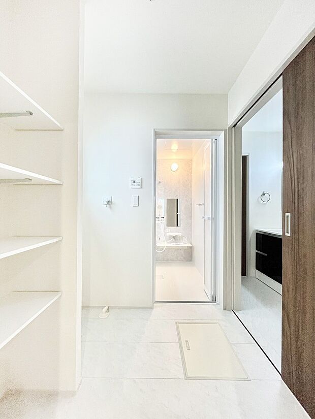 ゆとりの洗面スペースで朝の身支度もラクラク