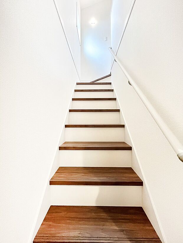 階段は手すり付きなので小さなお子さまやご高齢の方も安心です