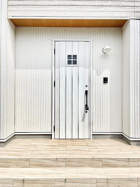 大切な家族、来客を出迎える玄関。