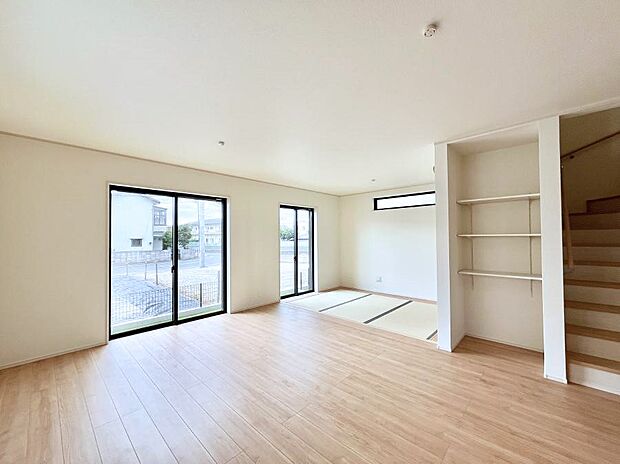 明るい陽光が注ぎ、寛ぎの雰囲気に満たされるリビング・ダイニング。 