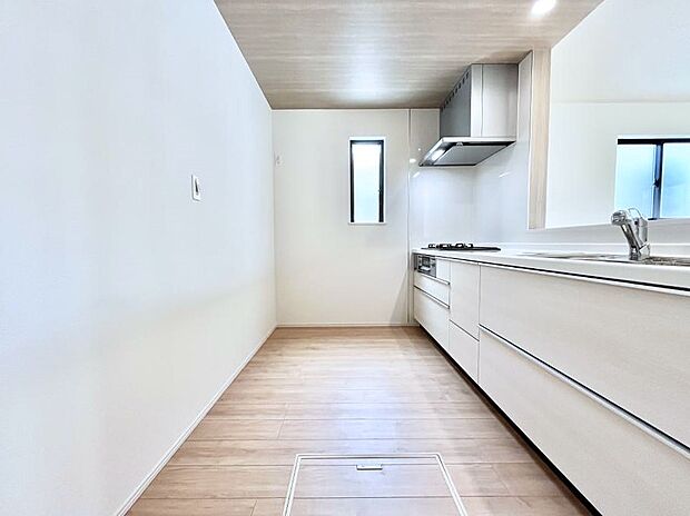 爽やかな風が通り抜けるキッチン。窓があるので明るく換気にも役立ちます。