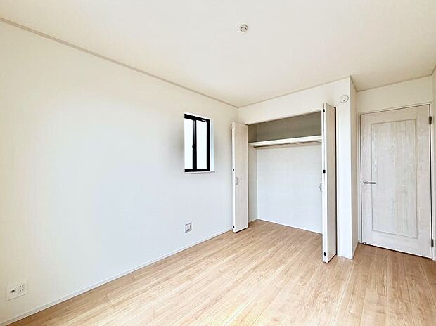 バルコニーが開放感をプラスしてくれる洋室  