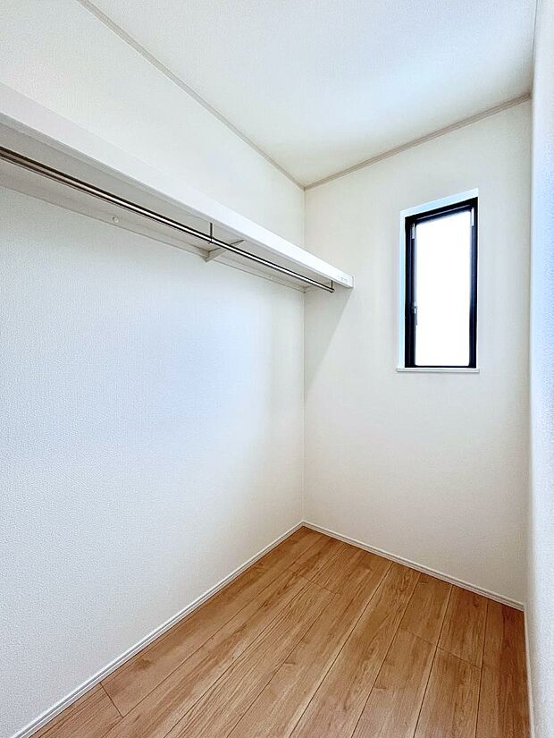 ウォークインクローゼット付きで生活空間を広く利用できます。