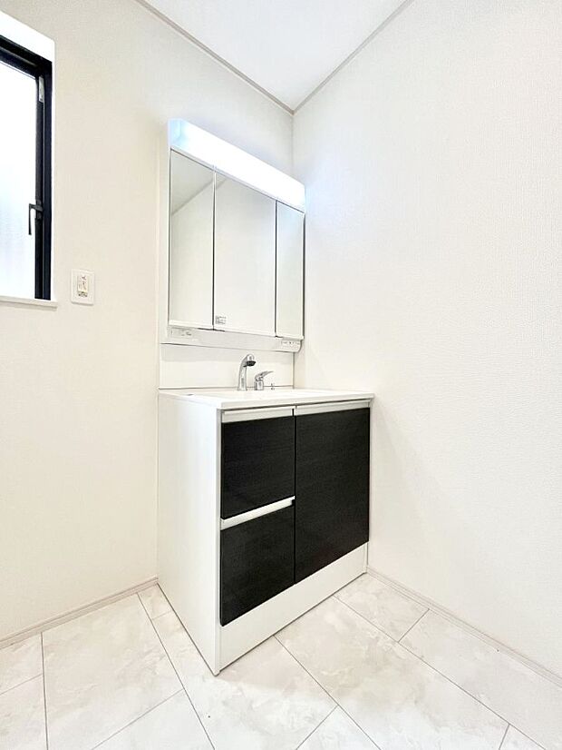 明るい洗面所は毎朝の身支度も楽しくできちゃいそうです。