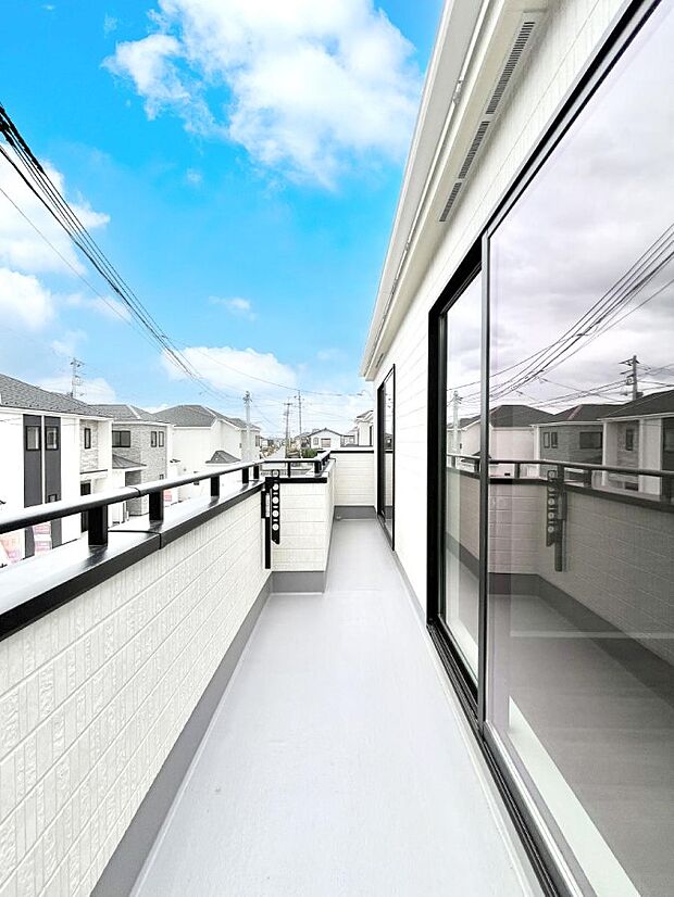 暖かな陽光が降り注ぐバルコニーはお洗濯におすすめ。爽やかな風も心地よいです。 