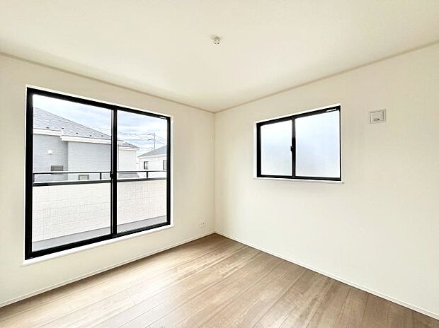 明るいバルコニーサイドに洋室を設置。目覚めの良い寝室に。 